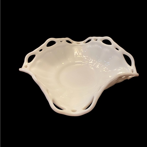 Vintage large milk glass lace edge fruit or centerpiece bowl 12 x 10 x 3 MINT - Picture 3 of 4
